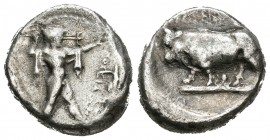 Lucania. Poseidonia. Estátera-Stater. 480-400 a.C. (Se-424). Anv.: Poseidón a derecha con tridente, delante leyenda. Rev.: Toro a izquierda. Ag. 7,12 ...