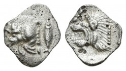 Misia. Hemióbolo-Hemiobol. 480-450 a.C. Kyzicos. (Gc-3850). Anv.: Medio jabalí a izquierda, detrás atún. Rev.: Medio león a izquierda. Ag. 0,37 g. EBC...