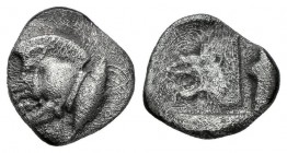 Misia. Kyzicos. Dióbolo-Diobol. 475-400 a.C. (Cy-2457). Anv.: Prótomo de jabalí a izquierda, detrás atún. Rev.: Cabeza de león a izquierda, dentro de ...