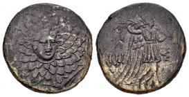 Pontos. Amisos. AE. 85-65 a.C. Tiempos de Mithradates VI Eupator. (SNG BM Black Sea-1187). Anv.: Aegis de frente. Rev.: Victoria avanzando a derecha c...