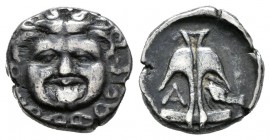 Tracia. Apolonia Pontika. Dracma-Drachm. 400-350 a.C. (Gc-1655). Anv.:  Medusa de frente. Rev.:  Ancla entre A y cangrejo. Ag. 2,81 g. MBC. Est...60,0...