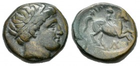 Imperio Macedonio. Filipo II. AE 18. 359-336 a.C. Macedonia. (Se-6696). Anv.: Cabeza de Apolo a derecha. Rev.: Jinete desnudo a derecha, encima y deba...