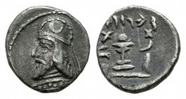 Persia. Darío II. Óbolo-Obol. 50 a.C. (Alram-566). Rev.: Rey sentado sacrificando frente a altar. Ag. 0,67 g. MBC. Est...35,00.
