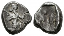 Persia. Darío I. Siclo-Shekel. 510-486 a.C. (Gic-3427). Anv.: Arquero a derecha. Rev.: Punzón incuso con resello. Ag. 5,44 g. MBC-. Est...70,00.