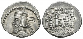 Imperio Parto. Vologases III. Dracma-Drachm. 105-47 a.C. (Gc-5831 similar). Anv.: Busto diademado a izquierda. Rev.: Arquero sentado a derecha, alrede...