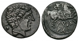 Arekoratas. Denario-Denarius. 150-20 a.C. Ágreda (Soria). Anv.: Cabeza masculina a derecha de singular peinado, detrás glóbulo. Rev.: Jinete lancero a...