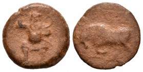 Ebusus. 1/4 de calco. 300-200 a.C. Ibiza. (Abh-923). (Acip-719). Anv.: Bes de frente. Rev.: Toro a izquierda. Ae. 3,18 g. BC. Est...30,00.