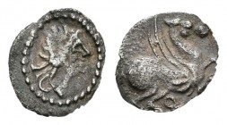 Emporiton. Tartemorión - Divisor de imitación. S. Martín de Ampurias (Gerona). (Abh-1197). Anv.: Cabeza masculina a derecha. Rev.: Pegaso a derecha, d...