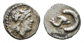 Emporiton. Tartemorión. Acuñaciones del s. III a.C. S. Martín de Ampurias (Gerona). (Abh-565). Anv.: Cabeza masculina a derecha. Rev.: Delfín y crecie...