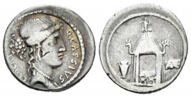 Cassia. Denario-Denarius. 55 a.C. Roma. (Ffc-560). (Craw-428/2). (Cal-414). Anv.: Q. CASSIVS LIBERT. Cabeza de la Libertad a derecha. Rev.: Silla curu...