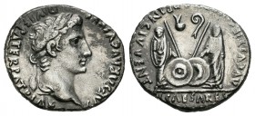 Augusto. Denario-Denarius. 7-6 a.C. Lugdunum. (Ffc-22). (Cal-852). Rev.: CL CAESARES AVGVSTI F COS DESIG PRINC IVVENT. Cayo y Lucio con sendos escudos...