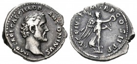 Antonino Pío. Denario-Denarius. 139 d.C. Roma. (Spink-4058). (Ric-25). (Seaby-86). Rev.: AVG PIVS P M TR P COS II. Victoria avanzando a derecha con pa...
