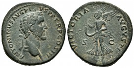 Antonino Pío. Sestercio-Sestertius. 142 d.C. Roma. (Spink-4259). (Ric-655). Rev.: VICTORIA AVGVSTI S C. Victoria en pie a izquierda con girnalda en su...