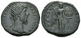 Lucio Vero. Sestercio-Sestertius. 166 d.C. Roma. (Ric-1456). (Ch-206). Rev.: TR POT VI IMP IIII COS II SC. Victoria en pie a derecha con palma y escud...