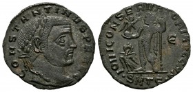 Constantino I. Follis. 312 d.C. Tesalónica. (Spink-15971). (Ric-52b). Rev.: IOVI CONSERVATORI AVGG NN. Júpiter en pie a izquierda con Victoria sobre g...