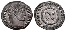Constantino I. Follis. 320-4 d.C. Tesalónica. (Ric-123). Rev.: DN CONSTANTINI MAX AVG. Dentro de corona de laurel VOT / X X, debajo TSAVI. Ae. 3,40 g....
