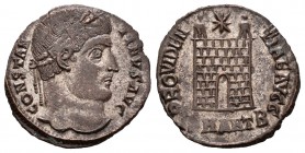 Constantino I. Follis. 325-326 d.C. Antioquía. (Ch-454). Rev.: PROVIDENTIAE AVGG. Entrada de campamento con dos torres y encima estrella, debajo SMANT...