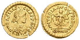 Basilisco. Tremissis. 475-476 d.C. Constantinopla. (Spink-21486). (Ric-1008). Rev.: VICTORIA AVGVSTORVM. Victoria avanzando hacia delante con corona y...