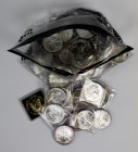 Vereinigte Staaten von Amerika: Silberanleger aufgepasst: 40 x 1 OZ Silver Eagle diverse Jahrgänge, teils angelaufen, einmal vergoldet dabei.
 [diffe...