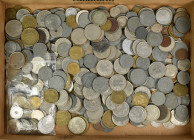 Alle Welt: Bulgarien/Polen: Großes Lot von circa 2,4 kg Kursmünzen aus Bulgarien und Polen, meist 20. Jahrhundert, einige in Silber, in z.T. vorzüglic...