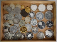 Alle Welt: Kleine Schachtel mit diversen Münzen und Medaillen aus aller Welt, dabei auch ältere Silberstücke gesichtet.
 [differenzbesteuert]