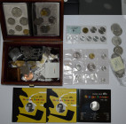 Alle Welt: Schachtel mit diversen Münzen aus aller Welt, darunter 1 OZ Kookaburra, 5 Rubel 1898, paar Euro-Gedenkmünzen, teils koloriert, Sammleranfer...
