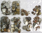 Alle Welt: Kleine Sammlung Münzen aus aller Welt. Die Münzen waren ursprünglich in Glasbehältern nach Ländern sortiert, einfachheitshalber wurden sie ...