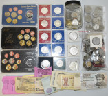Alle Welt: Eine Geldtasche mit diversen Münzen aus aller Welt, dabei 8 Silber Gedenkmünzen aus Polen, zwei Eurosätze und ein Probesatz, 2 x Morgandoll...