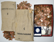 Bundesrepublik Deutschland 1948-2001: Fast 20kg in 1 Pfennig und 2 Pfennig Münzen, dabei auch ein paar 50 Pf. und Markmünzen gesichtet, sogar 2 DM Ähr...