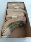 Deutschland - Deutsches Reich bis 1945: Schuhkarton mit hunderten von deutschen Banknoten, zum großen Teil aus der Inflationszeit bis Weimarer Republi...