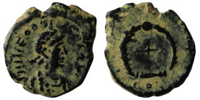 Theodosius II. (402-450 AD). Æ Follis. Constantinople. Obv: diademed bust of Theodosius II. right. Rev: cross in wreath. 13mm, 1,04g
