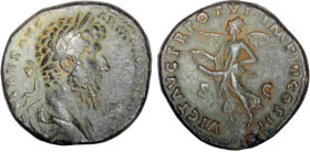 LUCIUS VERUS (161-169)
Sesterce : Victoire tourrelée volant à gauche, tenant un diadème ouvert des 2 mains
 - TTB 35 (TTB)
Très Rare !!


SM 539...