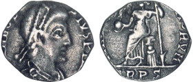 THÉODOSE I (379-395)
Silique : Rome assise sur une cuirasse à gauche, tenant un globe surmonté d'une Victoire & un sceptre
TR PS - TTB 35 (TTB)
Ass...