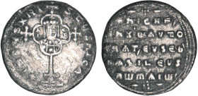 NICÉPHORE II PHOCAS (963-969)
Miliaresion : Buste de Nicéphore de face dans un médaillon à 4 lobes croisetés, sur une croix - R/: Légende sur 5 ligne...