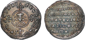 JEAN Ier Tzimiskès (969-976)
Miliaresion : Buste de Jean de face dans un médaillon entouré de 4 croix - R/: Légende sur 5 lignes
 - TTB 40 (TTB+)
R...