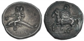 CALABRIA. Tareto. Estátera (281-272 a.C.). A/ Jinete con escudo y dos lanzas a izq. R/ Taras con racimo y maza a izq. sobre delfín. AR 5,25 g. COP-893...
