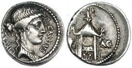 CASSIA. Denario. Roma (55 a.C.). A/ Q. CASSIVS LIRERT. R/ Templo de Vesta con silla curul, a los lados: urna-AC. FFC-560 vte. SB-8 vte. Interesante va...