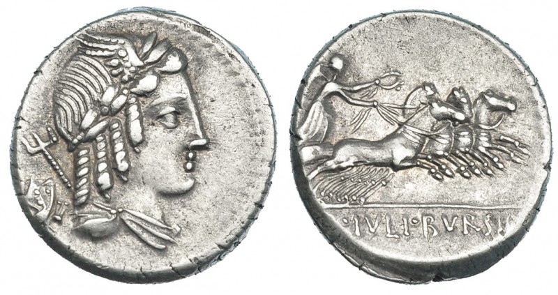 JULIA. Denario. Roma (85 a.C.). A/ Cabeza alada y laureada de Apolo Vejovis a de...