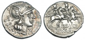 LUCRETIA. Denario. Roma (136 a.C.). A/ Cabeza de Roma a der., delante: X, detrás: TRI. R/ Los Dióscuros a caballo, debajo: CN. LVCR., en el exergo: RO...