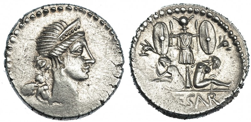 JULIO CÉSAR. Denario. Galia (46-45 a.C.). A/ Cabeza diademada de Venus a der., d...