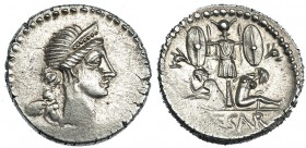 JULIO CÉSAR. Denario. Galia (46-45 a.C.). A/ Cabeza diademada de Venus a der., detrás, Cupido. R/ Vercingetorix cautivo a der. y Galia sentada a izq.,...