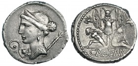 JULIO CÉSAR. Denario. Galia (44 a.C.). A/ Cabeza diademada de Venus a izq., delante, Cupido y lituo, detrás, cetro. R/ Vercingetorix cautivo a izq. y ...