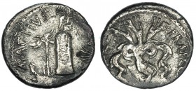 SEXTO POMPEYO. Denario. Sicilia (42.40 a.C.). A/ Faro de Mesina corondo por la estatua de Neptuno, debajo. galera; MAG. PIVS (IMP. ITER). R/ El maesto...