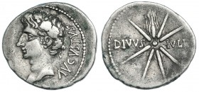 AUGUSTO. Denario. Caesar Augusta (19-18 a.C.). A/ Cabeza laureada de Augusto a izq. R/ Cometa de ocho rayos; DIVVS-IVLIVS. FFC-75. RIC-37b. Anv. desce...