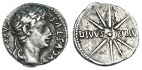 AUGUSTO. Denario. Caesar Augusta (19-18 a.C.). A/ Cabeza laureada a der. R/ Cometa de ocho rayos; DIVVS-IVLIVS. FFC-77. RIC-37a. MBC.