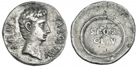 AUGUSTO. Denario. Caesar Augusta (19-18 a.C.). R/ Escudo con inscripción S.P.Q.R. CL. V. FFC-217. RIC-42a. Erosiones. Raya en el rev. MBC/MBC-.