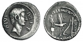 AUGUSTO. Denario. Roma (40 a.C.). A/ Cabeza descubierta y barbada de Octavio a der., detrás: DIVI, delante: IVLI F. R/ Insignia militar, águila legion...