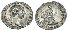TRAJANO. Denario. Roma (107-108). A/ Busto laureado y drapeado sobre el hombro izq. R/ Cautivo dacio sentado a der. sobre dos escudos, a los lados, do...