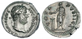 ADRIANO. Denario. Roma (134-138). R/ Adriano sosteniendo pátera y sacrificando sobre trípode; vota pvblica. ric-290. ch-148. ebc-.