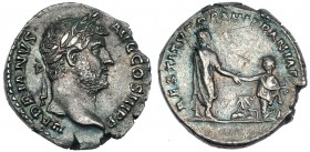 ADRIANO. Denario. Roma (134-138). R/ Hispania arrodillada ante Adriano; RESTITVTORI HISPANIAE. RIC-326. CH-1270. EBC-/MBC.